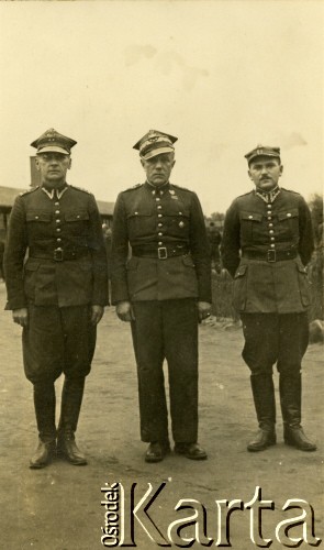 1941-1942, Dorsten, III Rzesza Niemiecka.
Obóz jeniecki oficerów Wojska Polskiego. Przedstawiciele i władze społeczności jenieckiej, od lewej: zastępca Starszego Obozu pułkownik Stefan Błocki, Starszy Polski Obozu generał broni inż. Leon Berbecki, adjutant Starszego Obozu podporucznik dr Adolf Broda. 
Fot. zbiory Ośrodka KARTA, Pogotowie Archiwalne [PA_024], przekazali Dorota i Tomasz Wojciechowscy