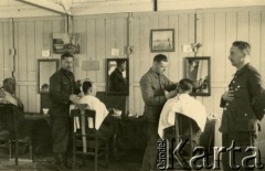17.05.1941, Dorsten, III Rzesza Niemiecka.
Obóz jeniecki oficerów Wojska Polskiego. Założona w marcu fryzjernia obozowa działająca początkowo pod opieką podporucznika Mieczysława Krokosza.  
Fot. zbiory Ośrodka KARTA, Pogotowie Archiwalne [PA_024], przekazali Dorota i Tomasz Wojciechowscy