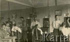 17.05.1941, Dorsten, III Rzesza Niemiecka.
Obóz jeniecki oficerów Wojska Polskiego. Założona w marcu pierwsza fryzjernia obozowa.   
Fot. zbiory Ośrodka KARTA, Pogotowie Archiwalne [PA_024], przekazali Dorota i Tomasz Wojciechowscy