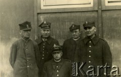02.12.1941, Dorsten, III Rzesza Niemiecka.
Obóz jeniecki oficerów Wojska Polskiego. Duszpasterze obozu, w środku, między stojącymi, ks. major Roman Kostikow. 
Fot. zbiory Ośrodka KARTA, Pogotowie Archiwalne [PA_024], przekazali Dorota i Tomasz Wojciechowscy