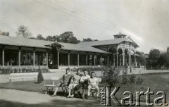 1929, Ciechocinek, Polska.
Park zdrojowy. Rodzina Glaserów: Jerzy, Anna, Fredek i Henryk.
Fot. zbiory Ośrodka KARTA, Pogotowie Archiwalne [PA_06], udostępnił Mirosław Glaser