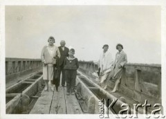 1929, Ciechocinek, Polska.
Tężnie w Ciechocinku. Rodzina Glaserów: Anna, NN, Henryk, Truda i NN. 
Fot. zbiory Ośrodka KARTA, Pogotowie Archiwalne [PA_06], udostępnił Mirosław Glaser