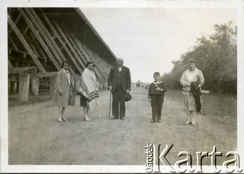 1929, Ciechocinek, Polska.
Tężnia w Ciechocinku. Rodzina Glaserów: NN, Truda, NN, Henryk, Anna.
Fot. zbiory Ośrodka KARTA, Pogotowie Archiwalne [PA_06], udostępnił Mirosław Glaser