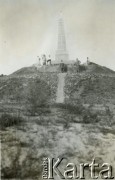 1929, okolice Nieszawy, Polska.
Rodzina przy pomniku.
Fot. zbiory Ośrodka KARTA, Pogotowie Archiwalne [PA_06], udostępnił Mirosław Glaser