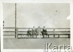 Sierpień 1929, Sopot, Polska.
Rodzina Glaserów: Henryk, Jerzy, Anna, Fredek.
Fot. zbiory Ośrodka KARTA, Pogotowie Archiwalne [PA_06], udostępnił Mirosław Glaser