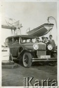 Sierpień 1929, Gdańsk, Polska.
Samochód rodziny Glaser na promie.
Fot. zbiory Ośrodka KARTA, Pogotowie Archiwalne [PA_06], udostępnił Mirosław Glaser