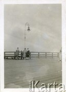 Sierpień 1929, Sopot, Polska.
Rodzina Glaserów. Od prawej: Jerzy, Henryk, Anna, Fredek na molo w Sopocie.
Fot. zbiory Ośrodka KARTA, Pogotowie Archiwalne [PA_06], udostępnił Mirosław Glaser
