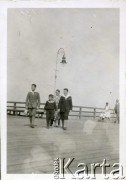 Sierpień 1929, Sopot, Polska.
Rodzina Glaserów. Od prawej: Jerzy, Henryk, Anna na molo w Sopocie.
Fot. zbiory Ośrodka KARTA, Pogotowie Archiwalne [PA_06], udostępnił Mirosław Glaser


