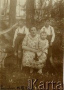 15.07.1924, Ludwikowo koło Poznania, Polska.
Rodzina Glaserów. Fredek, Anna, Jerzy. Na rękach Anny - Henryk.
Fot. zbiory Ośrodka KARTA, Pogotowie Archiwalne [PA_06], udostępnił Mirosław Glaser