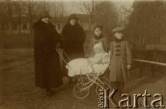 26.12.1924, Poznań, Polska.
Rodzina Glaserów. Anna, NN, Jerzy, Fredek, w wózeczku Henryk.
Fot. zbiory Ośrodka KARTA, Pogotowie Archiwalne [PA_06], udostępnił Mirosław Glaser