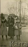 11.04.1925, Poznań, Polska.
Poznańskie zoo. Rodzina Glaserów: Jerzy, Alfred, NN.
Fot. zbiory Ośrodka KARTA, Pogotowie Archiwalne [PA_06], udostępnił Mirosław Glaser