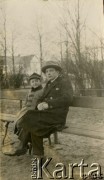 11.04.1925, Poznań, Polska.
Park koło opery. Alfred Glaser i NN.
Fot. zbiory Ośrodka KARTA, Pogotowie Archiwalne [PA_06], udostępnił Mirosław Glaser