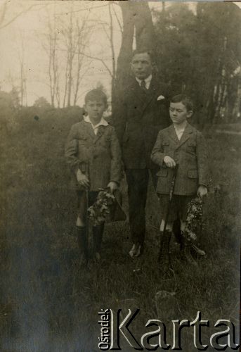11.04.1925, Poznań, Polska.
Park koło opery. Alfred Glaser i NN.
Fot. zbiory Ośrodka KARTA, Pogotowie Archiwalne [PA_06], udostępnił Mirosław Glaser