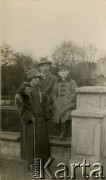11.04.1925, Poznań, Polska.
Park koło opery. Alfred Glaser i NN.
Fot. zbiory Ośrodka KARTA, Pogotowie Archiwalne [PA_06], udostępnił Mirosław Glaser