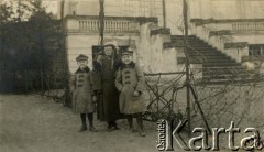 11.04.1925, Poznań, Polska.
Poznańskie zoo. Alfred Glaser, NN, Jerzy Glaser.
Fot. zbiory Ośrodka KARTA, Pogotowie Archiwalne [PA_06], udostępnił Mirosław Glaser