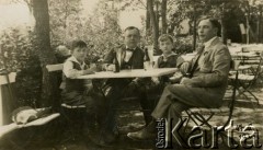 17.05.1925, Poznań, Polska.
Park Sołacki. Rodzina Glaserów: Jerzy, albert, Alfred, NN.
Fot. zbiory Ośrodka KARTA, Pogotowie Archiwalne [PA_06], udostępnił Mirosław Glaser