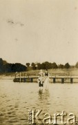 31.05.1925, Bocianka, Polska.
Grupa osób nad jeziorem. Stoją od lewej: Alfred Glaser, NN, Jerzy Glaser, NN.
Fot. zbiory Ośrodka KARTA, Pogotowie Archiwalne [PA_06], udostępnił Mirosław Glaser