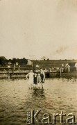 31.05.1925, Bocianka, Polska.
Grupa osób nad jeziorem. Stoją od lewej: NN, Alfred Glaser, Jerzy Glaser, NN.
Fot. zbiory Ośrodka KARTA, Pogotowie Archiwalne [PA_06], udostępnił Mirosław Glaser