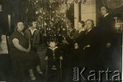 26.12.1925, Poznań, Polska.
Boże Narodzenie. Rodzina Glaserów słucha radia.
Fot. zbiory Ośrodka KARTA, Pogotowie Archiwalne [PA_06], udostępnił Mirosław Glaser