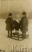 06.01.1926, Poznań, Polska.
Okolice Zamku w Poznaniu. Jerzy, Henryk, Alfred Glaser.
Fot. zbiory Ośrodka KARTA, Pogotowie Archiwalne [PA_06], udostępnił Mirosław Glaser