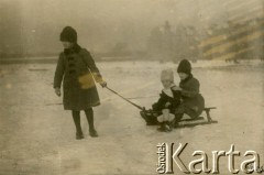 06.01.1926, Poznań, Polska.
Okolice Zamku w Poznaniu. Jerzy, Henryk, Alfred Glaser.
Fot. zbiory Ośrodka KARTA, Pogotowie Archiwalne [PA_06], udostępnił Mirosław Glaser