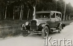 17.06.1928, Poznań-Powidz, Polska.
Samochód rodziny Glaserów.
Fot. zbiory Ośrodka KARTA, Pogotowie Archiwalne [PA_06], udostępnił Mirosław Glaser