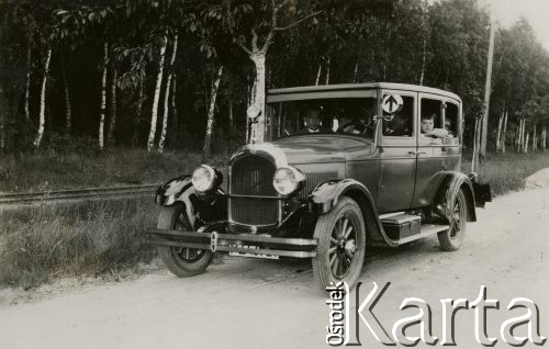 17.06.1928, Poznań-Powidz, Polska.
Samochód rodziny Glaserów.
Fot. zbiory Ośrodka KARTA, Pogotowie Archiwalne [PA_06], udostępnił Mirosław Glaser
