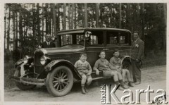 20.06.1928, Ludwikowo k. Poznania, Polska.
Rodzina Glaserów przy samochodzie: Henryk, Alfred, Jerzy.
Fot. zbiory Ośrodka KARTA, Pogotowie Archiwalne [PA_06], udostępnił Mirosław Glaser