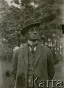 16.07.1928, Polska.
Mężczyzna na spacerze.
Fot. zbiory Ośrodka KARTA, Pogotowie Archiwalne [PA_06], udostępnił Mirosław Glaser