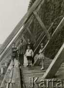 05.08.1928, Ciechocinek, Polska.
Tężnia w Ciechocinku. Rodzina Glaserów.
Fot. zbiory Ośrodka KARTA, Pogotowie Archiwalne [PA_06], udostępnił Mirosław Glaser
