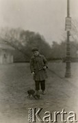 01.06.1929, Poznań-Sołacz, Polska.
Henryk Glaser z psem.
Fot. zbiory Ośrodka KARTA, Pogotowie Archiwalne [PA_06], udostępnił Mirosław Glaser