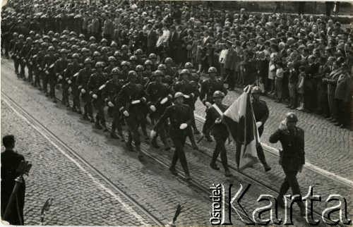 1967, Poznań, Polska.
Kompania honorowa Oficerskiej Szkoły Wojsk Pancernych.
Fot. zbiory Ośrodka KARTA, Pogotowie Archiwalne [PA_06], udostępnił Mirosław Glaser