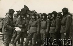 1966, Biedrusko, Polska.
Podchorążowie Oficerskiej Szkoły Wojsk Pancernych. Trzeci od prawej — Mirosław Glaser.
Fot. zbiory Ośrodka KARTA, Pogotowie Archiwalne [PA_06], udostępnił Mirosław Glaser