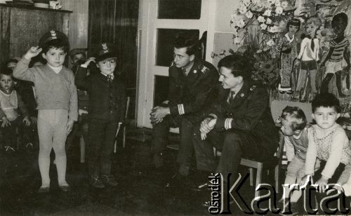 1965, Poznań, Polska.
Mirosław Glaser z wizytą w przedszkolu przy ul. Chudoby.
Fot. zbiory Ośrodka KARTA, Pogotowie Archiwalne [PA_06], udostępnił Mirosław Glaser