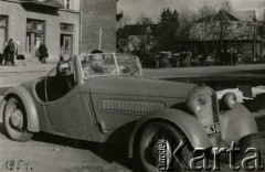 1948, Poznań, Polska.
Jerzy Glaser w samochodzie.
Fot. zbiory Ośrodka KARTA, Pogotowie Archiwalne [PA_06], udostępnił Mirosław Glaser