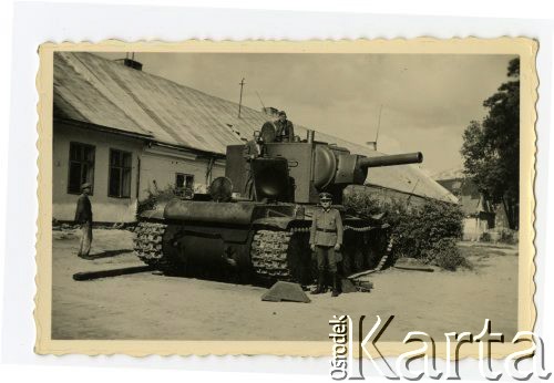 Lipiec 1941, ZSRR.
Rosyjski czołg KWZ zdobyty przez żołnierzy Wehrmachtu.
Fot. zbiory Ośrodka KARTA, Pogotowie Archiwalne [PA_06], udostępnił Mirosław Glaser