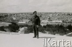 Marzec 1945, Jerozolima, Palestyna.
Żołnierze 2 Korpusu Polskiego. Góra Oliwna. Podpułkownik Rudowicz na tle panoramy Jerozolimy.
Fot. NN, zbiory Ośrodka KARTA, Pogotowie Archiwalne [PA_033], udostępnił Piotr Balcer