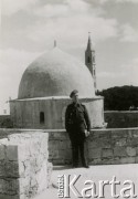 Marzec 1945, Jerozolima, Palestyna.
Góra Oliwna. Na tle kopuły Sanktuarium Wniebowstąpienia stoi podpułkownik Rudowicz z 2 Korpusu Polskiego.
Fot. NN, zbiory Ośrodka KARTA, Pogotowie Archiwalne [PA_033], udostępnił Piotr Balcer