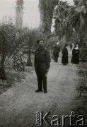 Marzec 1945, Jerycho, Palestyna.
Żołnierze 2 Korpusu Polskiego. Na zdjęciu podpułkownik Rudowicz, za nim siostry franciszkanki.
Fot. NN, zbiory Ośrodka KARTA, Pogotowie Archiwalne [PA_033], udostępnił Piotr Balcer