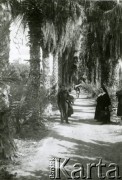 Marzec 1945, Jerycho, Palestyna.
Żołnierze 2 Korpusu Polskiego. Na zdjęciu siostry franciszkanki wraz z podpułkownikiem Rudowiczem w alei palmowej. 
Fot. NN, zbiory Ośrodka KARTA, Pogotowie Archiwalne [PA_033], udostępnił Piotr Balcer