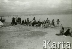 Marzec 1945, Palestyna.
Wycieczkowicze nad Morzem Martwym.
Fot. NN, zbiory Ośrodka KARTA, Pogotowie Archiwalne [PA_033], udostępnił Piotr Balcer