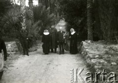 Marzec 1945, Jerycho, Palestyna.
Żołnierze 2 Korpusu Polskiego i siostry franciszkanki w alei palmowej: siostra Łucja, podpułkownik Rudowicz, porucznik Nadolski i Szambelan Waligóra, siostra Zdzisława.
Fot. NN, zbiory Ośrodka KARTA, Pogotowie Archiwalne [PA_033], przekazał Piotr Balcer