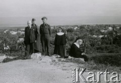 Marzec 1945, Jerycho, Palestyna.
Żołnierze 2 Korpusu Polskiego. Na zdjęciu od lewej: Szambelan Waligóra, porucznik Nadolski, podpułkownik Rudowicz i siostry franciszkanki: Łucja i Zdzisława.
Fot. NN, zbiory Ośrodka KARTA, Pogotowie Archiwalne [PA_033], udostępnił Piotr Balcer