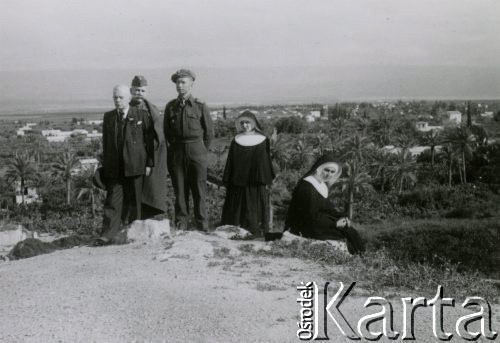 Marzec 1945, Jerycho, Palestyna.
Żołnierze 2 Korpusu Polskiego. Na zdjęciu od lewej: Szambelan Waligóra, porucznik Nadolski, podpułkownik Rudowicz i siostry franciszkanki: Łucja i Zdzisława.
Fot. NN, zbiory Ośrodka KARTA, Pogotowie Archiwalne [PA_033], udostępnił Piotr Balcer