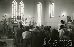 Październik 1944, Jerozolima, Palestyna.
Żołnierze 2 Korpusu Polskiego. Nabożeństwo w kaplicy Nowego Domu Polskiego z okazji zakończenia kursu spółdzielczego. Nad ołtarzem głównym ikona Matki Boskiej Zwycięskiej namalowana przez porucznika Michała Siemiradzkiego.
Fot. NN, zbiory Ośrodka KARTA, Pogotowie Archiwalne [PA_033], udostępnił Piotr Balcer