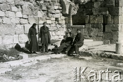 Październik 1944, Sebaste, Palestyna.
Żołnierze 2 Korpusu Polskiego wraz z przewodnikiem wśród ruin Kościoła Św. Jana.
Fot. NN, zbiory Ośrodka KARTA, Pogotowie Archiwalne [PA_033], przekazał Piotr Balcer
