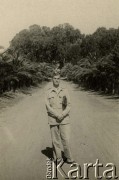 Kwiecień 1944, Petah Tikva, Palestyna.
Żołnierz 2 Korpusu Polskiego, major Leon Krajewski, w czasie wycieczki do szkoły rolniczej.  
Fot. NN, zbiory Ośrodka KARTA, Pogotowie Archiwalne [PA_033], udostępnił Piotr Balcer