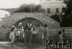 Sierpień 1944, Nazaret, Palestyna.
2 Korpus Polski. Studnia Matki Boskiej. Na zdjęciu ochotniczki i dzieci.
Fot. NN, zbiory Ośrodka KARTA, Pogotowie Archiwalne [PA_033], udostępnił Piotr Balcer