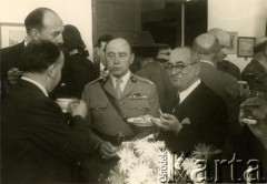 20.04.1944, Tel-Aviv, Palestyna.
Żołnierze 2 Korpusu Polskiego. Przyjęcie z okazji zakończenia kursu administracji, w środku w mundurze - generał Romuald Wolikowski.
Fot. NN, zbiory Ośrodka KARTA, Pogotowie Archiwalne [PA_033], udostępnił Piotr Balcer