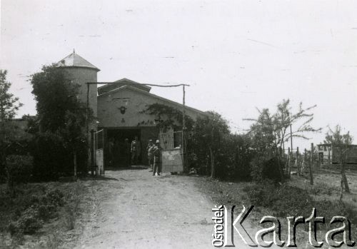 Kwiecień 1944, Petah Tikva, Palestyna.
Żołnierze 2 Korpusu Polskiego. Wycieczka do szkoły rolniczej, na zdjęciu budynki stajni.
Fot. NN, zbiory Ośrodka KARTA, Pogotowie Archiwalne [PA_033], udostępnił Piotr Balcer